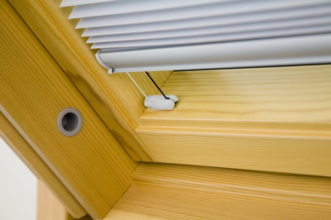 Dachfenster-Plissees mit Seitenführung