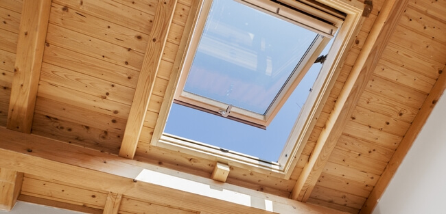 Hitzeschutz mit Dachfenster-Rollos Hitzeschutz mit Dachfenster-Rollos