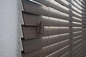 Holz-Jalousien als Fenster Sonnenschutz Holz-Jalousien als Fenster Sonnenschutz